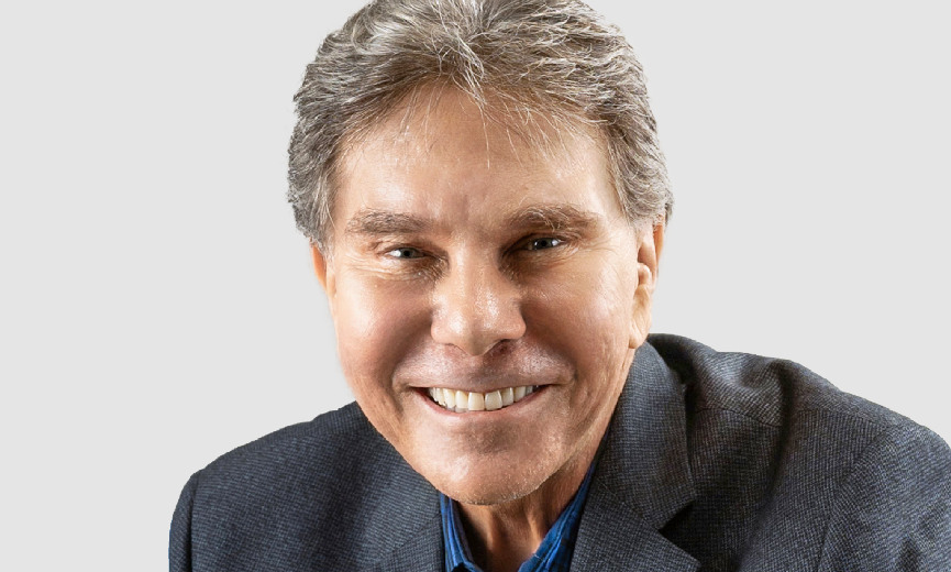 El doctor, Robert Cialdini, autor de tres bestsellers del New York Times, Influence y Pre-Suasion