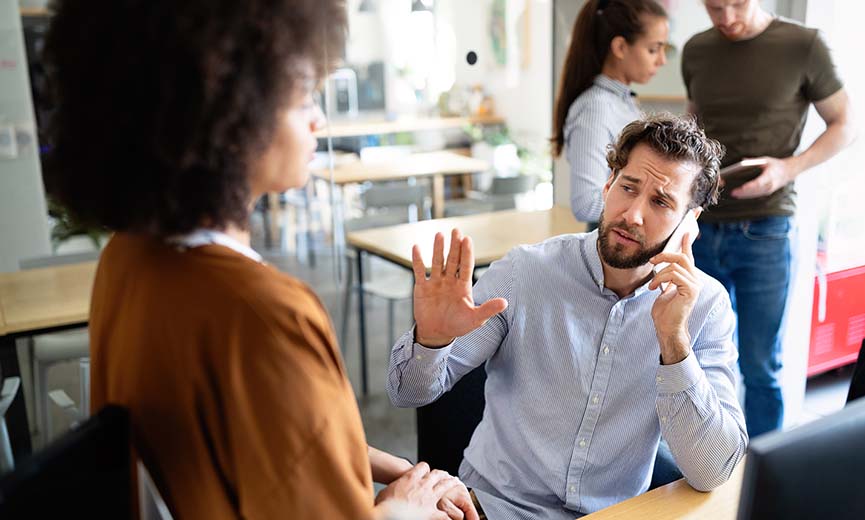 Un gerente tiene malas habilidades de comunicación con un empleado