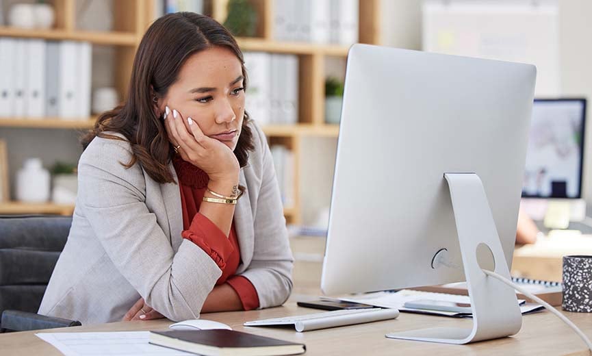 Un empleado agotado se siente abrumado e incapaz de cumplir con las exigencias laborales
