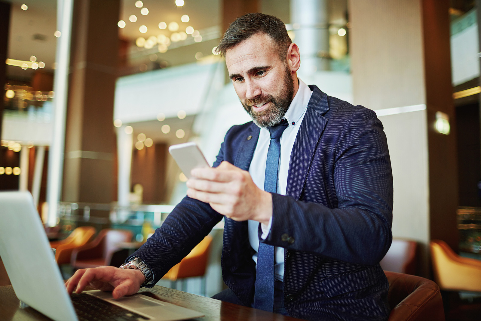 Hombre con un teléfono inteligente