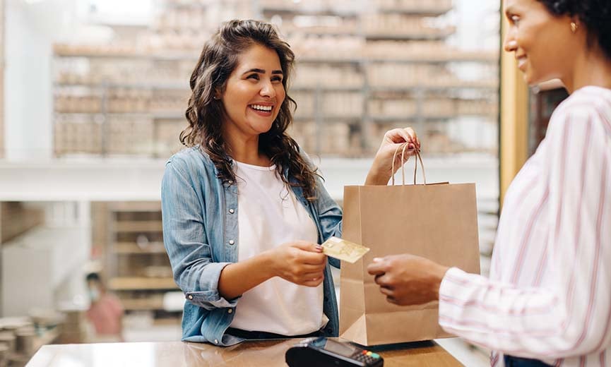 Un cliente que compra en una empresa minorista crea flujo de efectivo