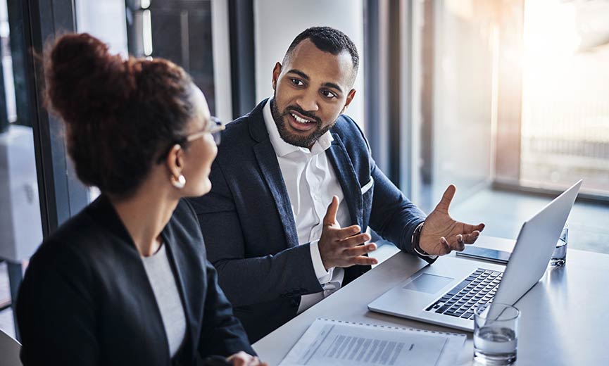Compañeros de trabajo que conversan sobre el regreso al trabajo en Ohio