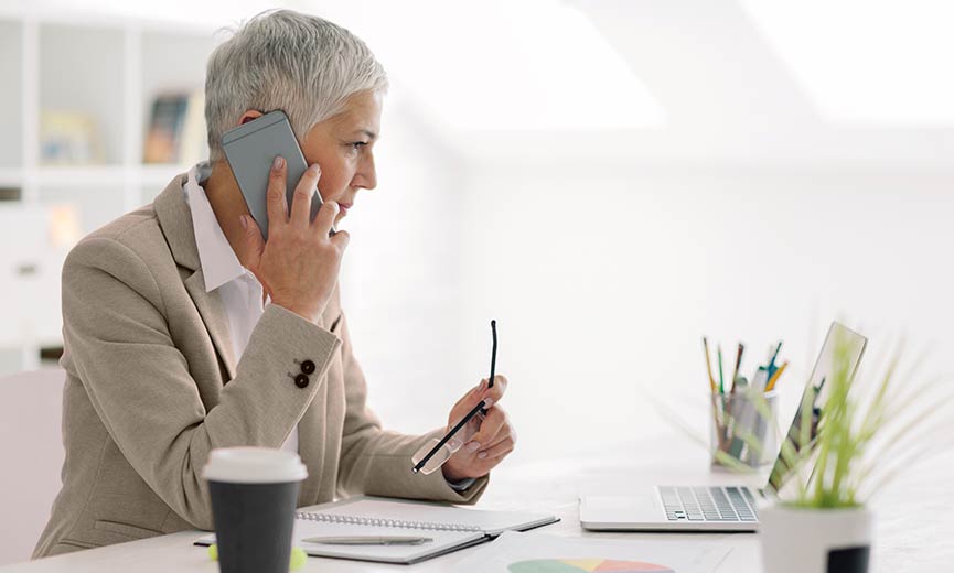 Una mujer revisa en el teléfono los límites de contribución más recientes.