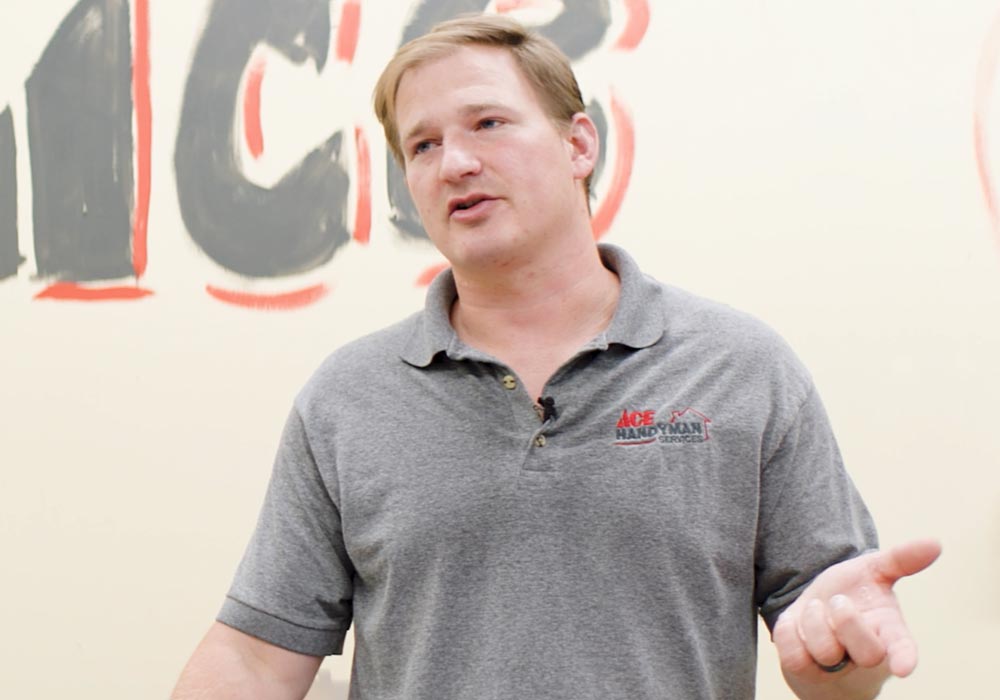 Stephen Lutter es dueño de una franquicia de Ace Handyman Services en Búfalo, Nueva York.