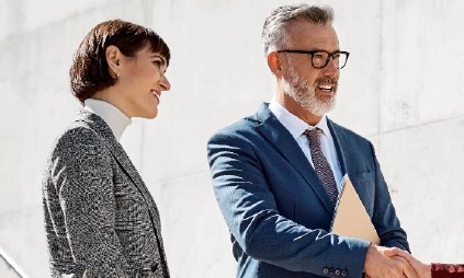 dos profesionales de negocios analizan oportunidades de avance profesional