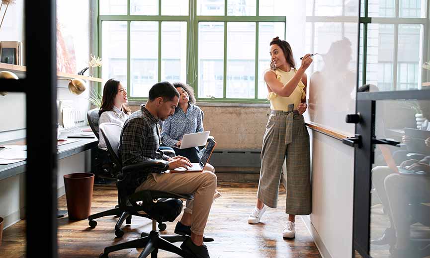 an hr manager discussion peo benefits with her hr staff