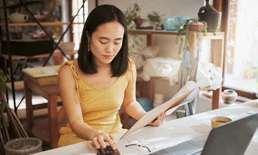 propietario de una pequeña empresa considera consejos para ahorrar en impuestos que los empleadores pueden utilizar en 2023