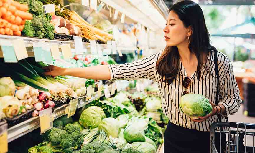 un empleado que compra en una tienda de comestibles