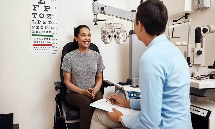 una empleada que utiliza un seguro de beneficios voluntarios para su examen oftalmológico