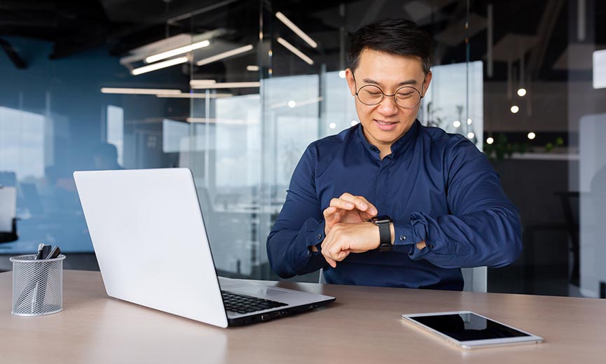 un empleado que utiliza una solución integrada de control de tiempo y nómina en el trabajo