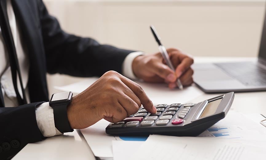 un gerente de nómina de recursos humanos calcula los salarios embargados