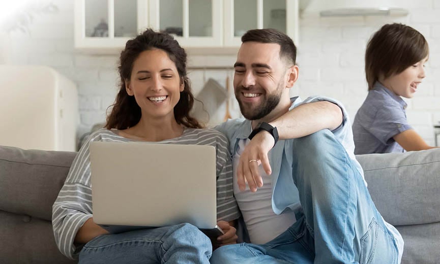 una pareja feliz que revisa su paquete de beneficios para empleados