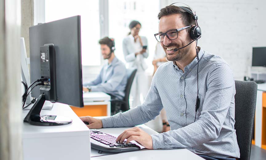 Un representante de un proveedor de servicios de nóminas ayuda a una empresa con sus nóminas