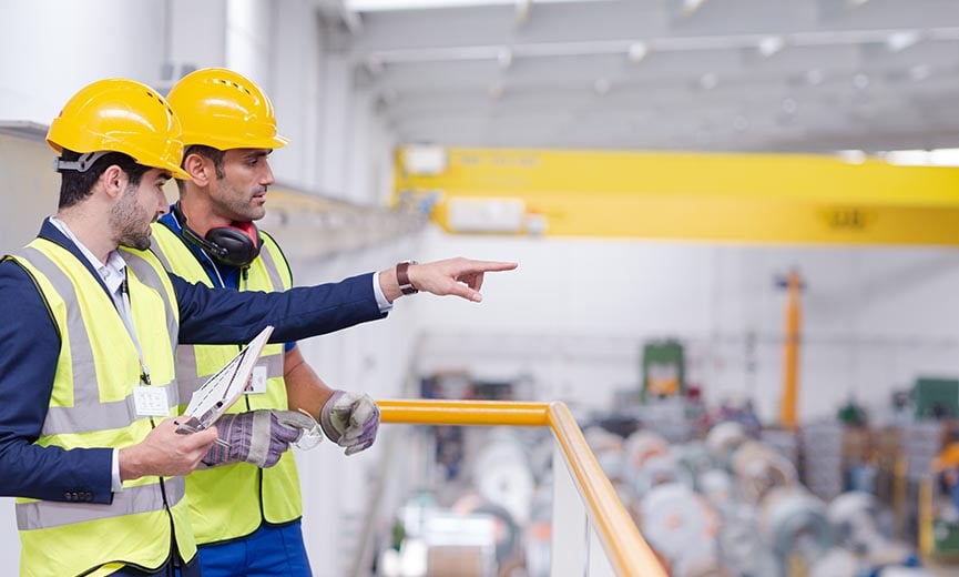 un empleador que se asegura de que su empresa cumpla con los requisitos de la OSHA