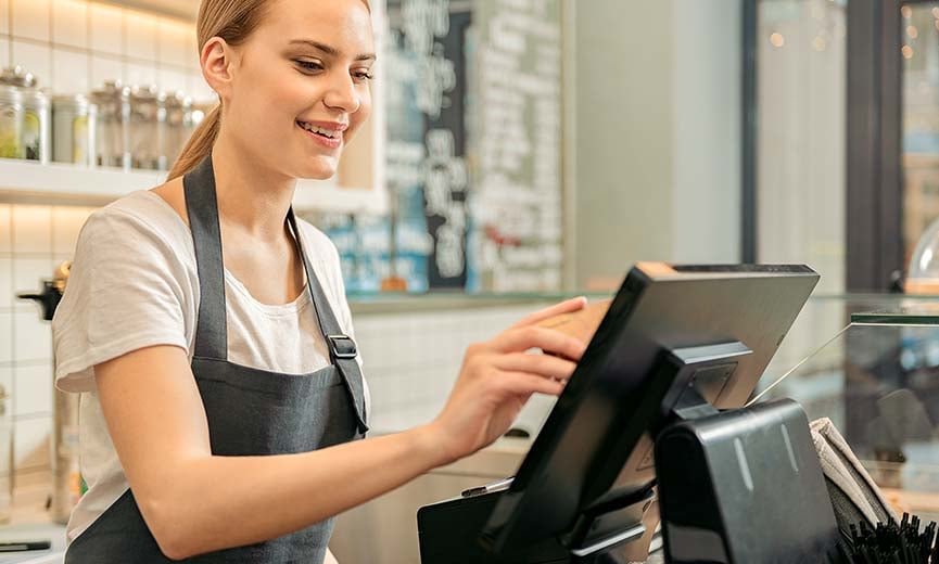 un cajero de una tienda minorista, un puesto no exento, que contempla tareas rutinarias