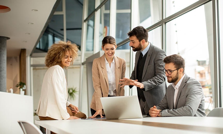 un grupo de empleados discute sobre el salario base