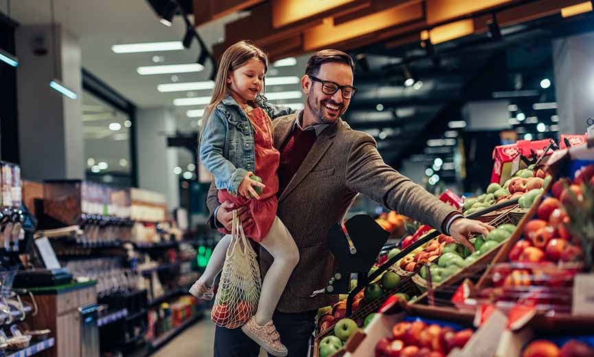 Un empleado recibe un aumento por costo de vida que le ayuda a hacer frente al encarecimiento de los alimentos