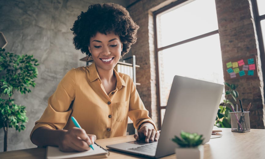 Un empleado en una capacitación en línea para mejorar sus habilidades