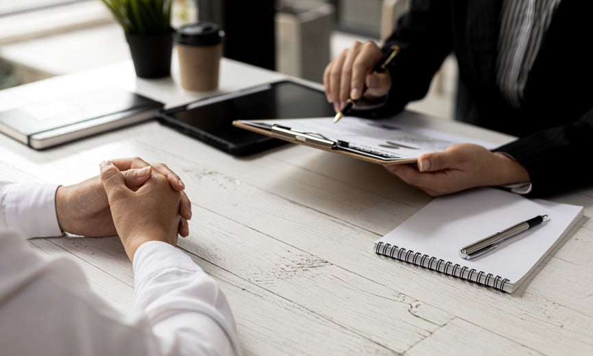 Una reunión de un empleado con su asesor financiero para hablar sobre un plan SIMPLE IRA