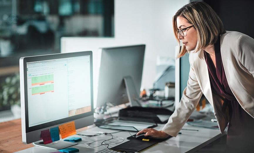 Un profesional de Recursos Humanos ahorrando tiempo al utilizar una herramienta de automatización