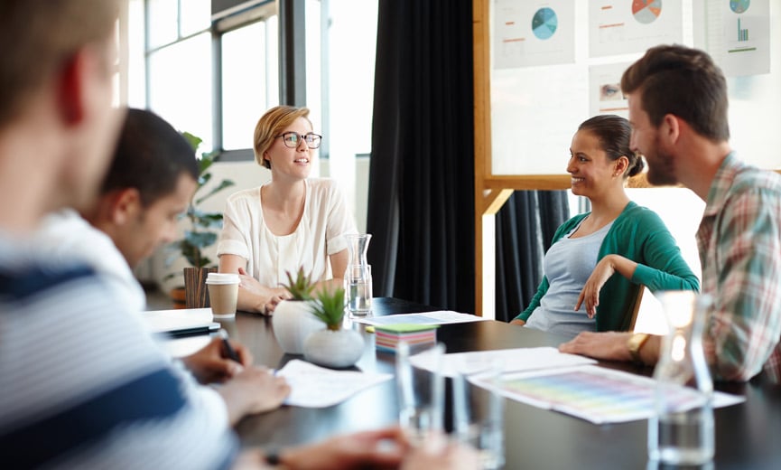 Los empleados tienen una reunión en un lugar de trabajo