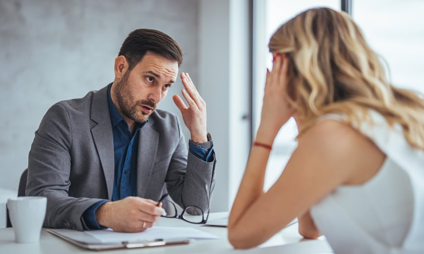 Un empleado problemático que está teniendo una conversación con su gerente en el lugar de trabajo