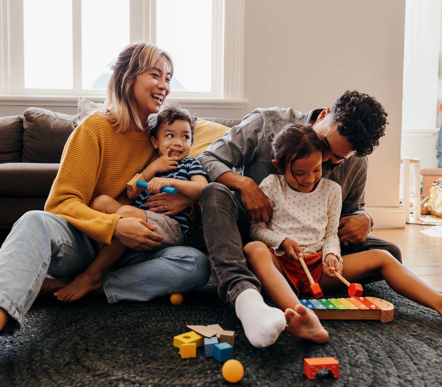 una familia jugando junta en su hogar