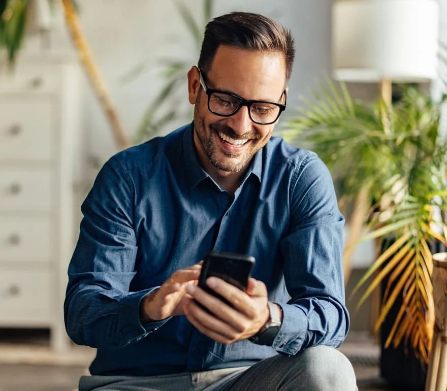 Un propietario de una empresa usando su dispositivo móvil