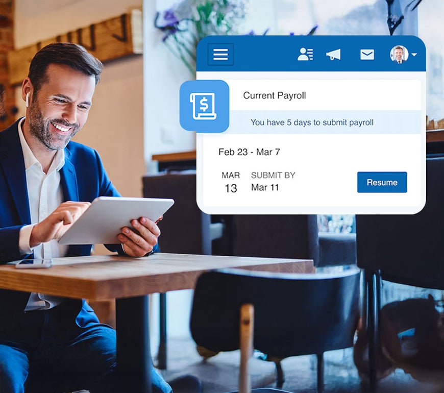 Un propietario de negocio procesando la nómina con Paychex Flex