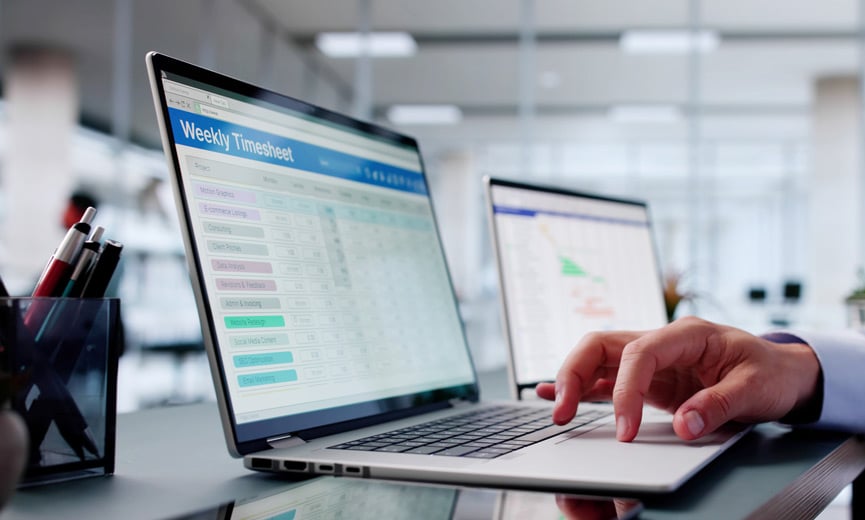 Empleador que gestiona el horario de tiempo libre de los empleados en una computadora portátil