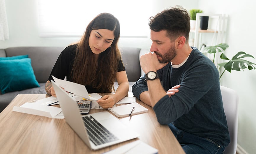 Pareja joven que planifica la jubilación