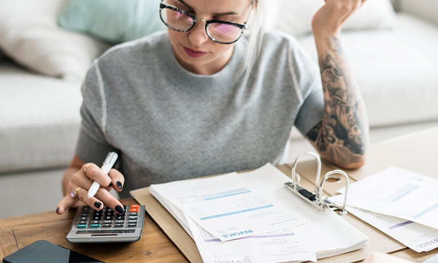 Young woman doing a budget