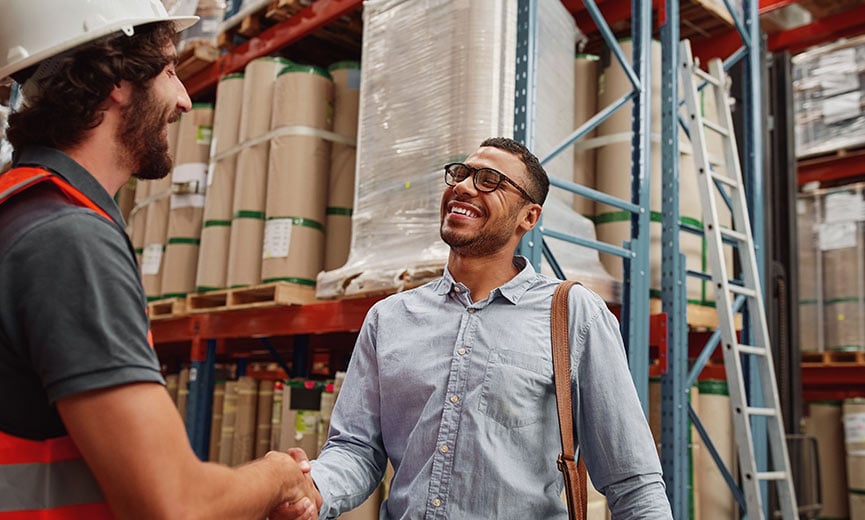 Profesional de recursos humanos en un edificio de manufactura