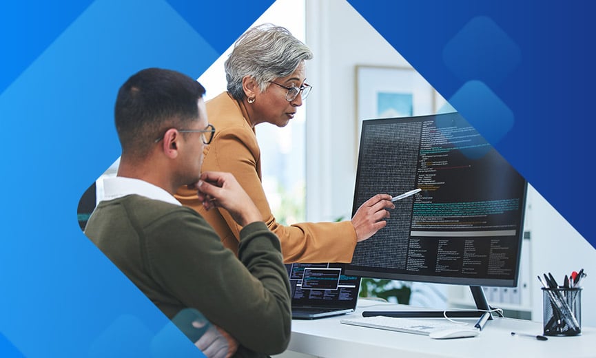 Profesionales de ciberseguridad supervisando datos