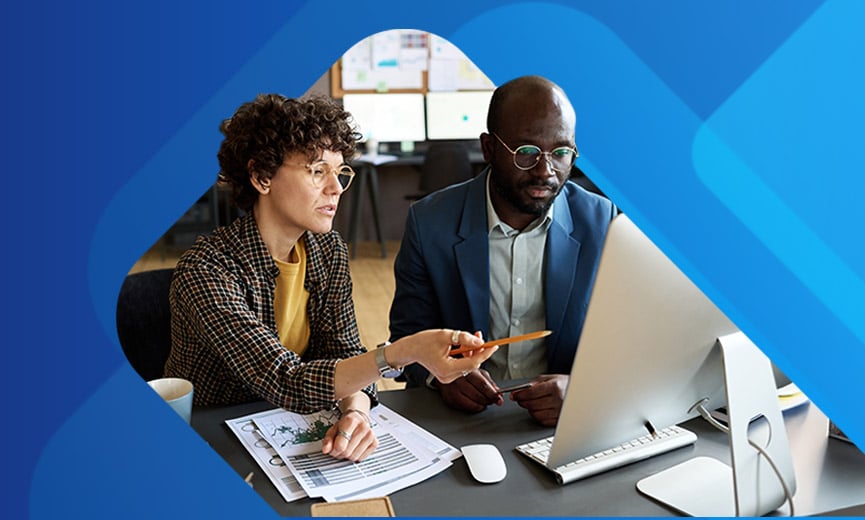 Un profesional de recursos humanos discute los beneficios del seguro con un agente