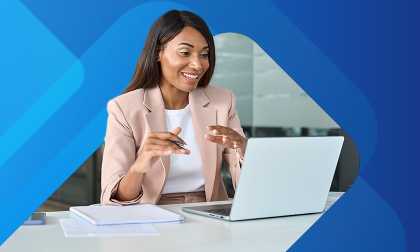 Profesional en una reunión virtual en una computadora portátil