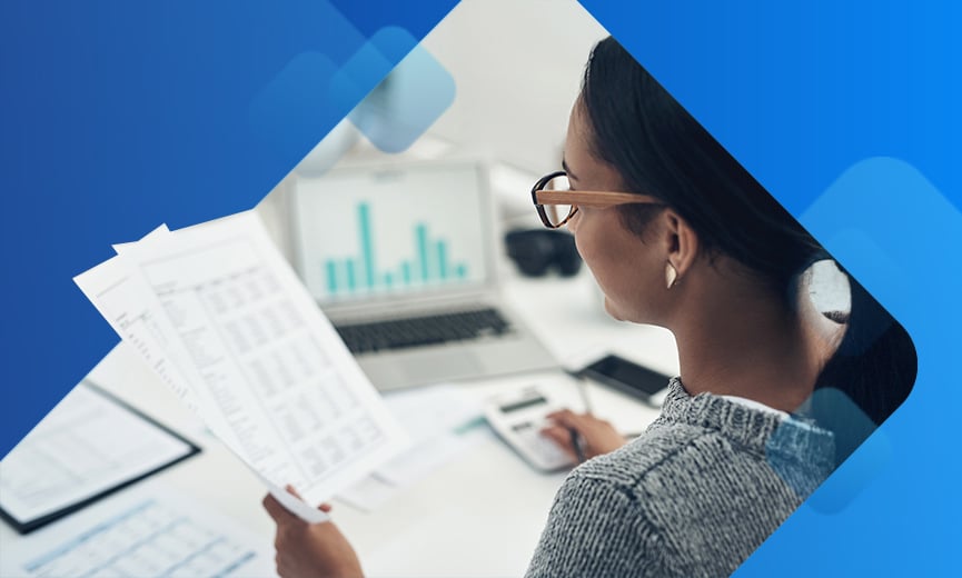 Propietario de negocio procesando la nómina