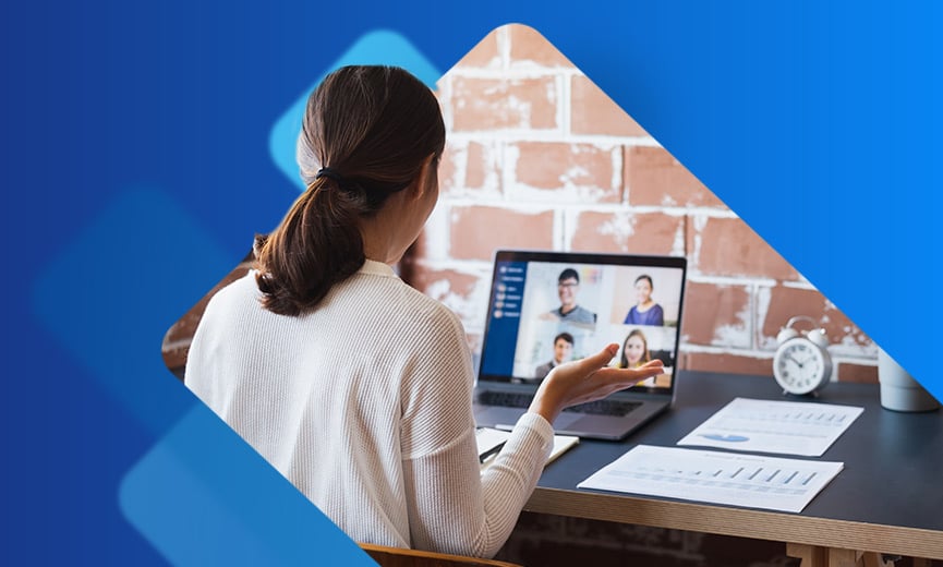 Un profesional en una reunión por videollamada