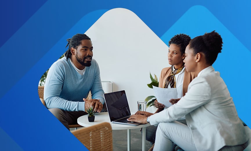 Profesionales de recursos humanos discutiendo sobre logística