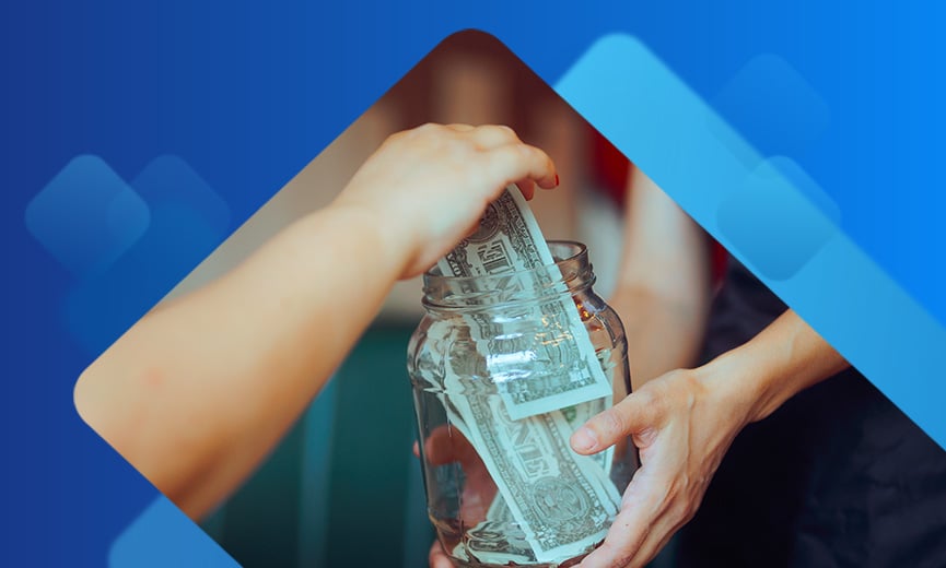 Dinero que se coloca en el frasco de propinas de los empleados