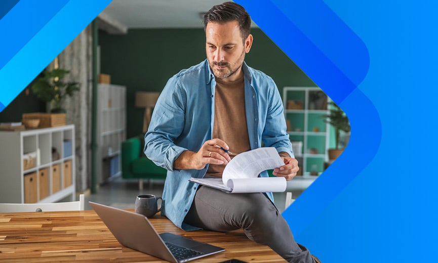Un trabajador independiente haciendo sus impuestos