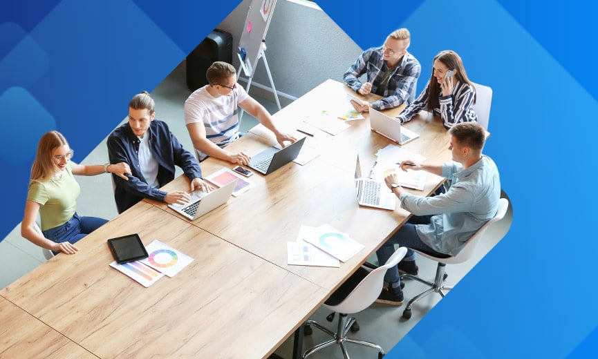 Lugar de trabajo moderno en una reunión de estrategia