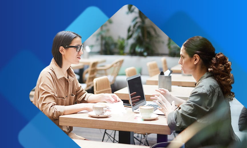 Propietarios de restaurantes hablando sobre su plan de negocio