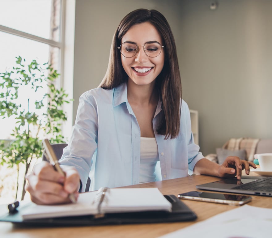 Un propietario de negocio escribiendo en un cuaderno