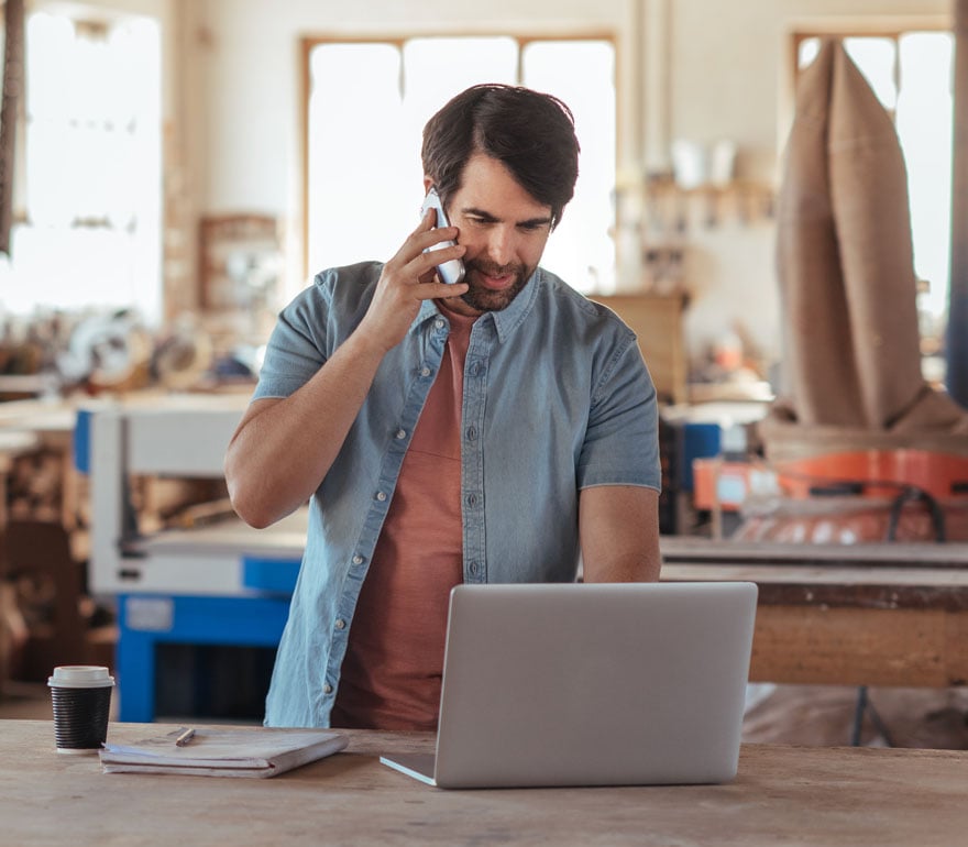 Un empresario al teléfono