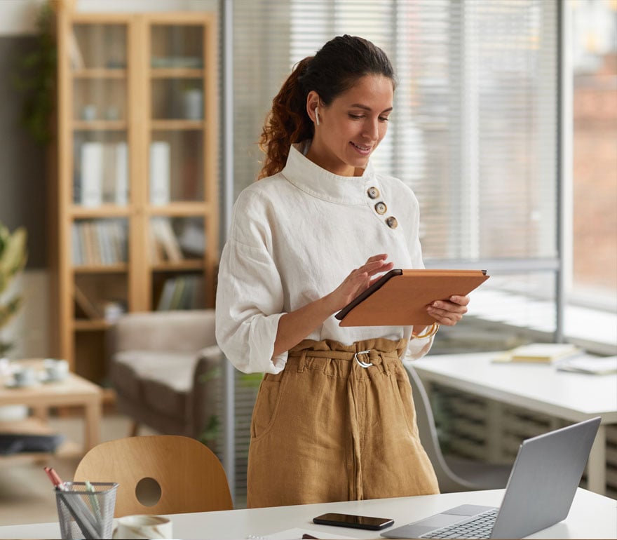 Una propietaria de una pequeña empresa que está trabajando en su tableta