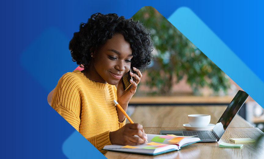 Un profesional de recursos humanos en una reunión tomando notas