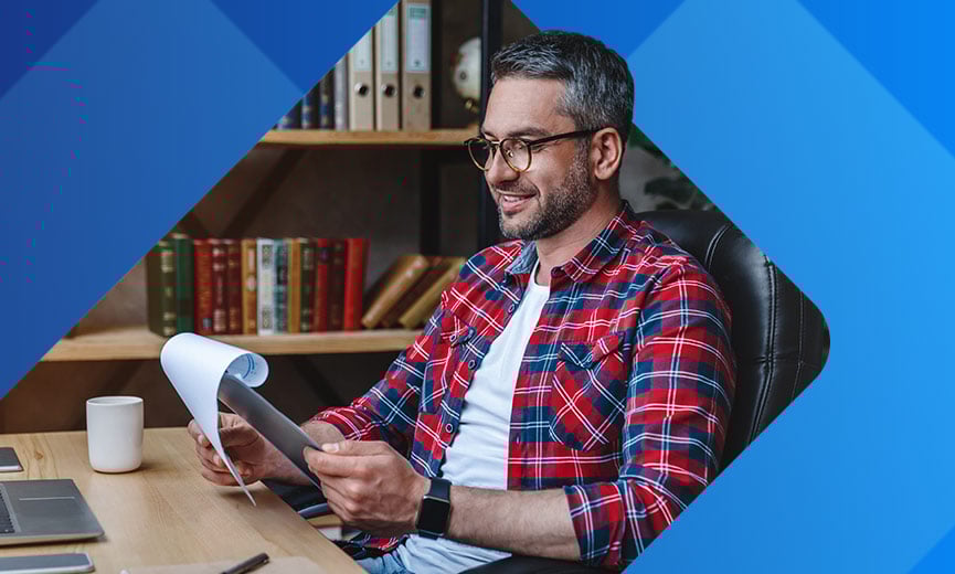 Propietario de una pequeña empresa que procesa la nómina desde su oficina en su hogar