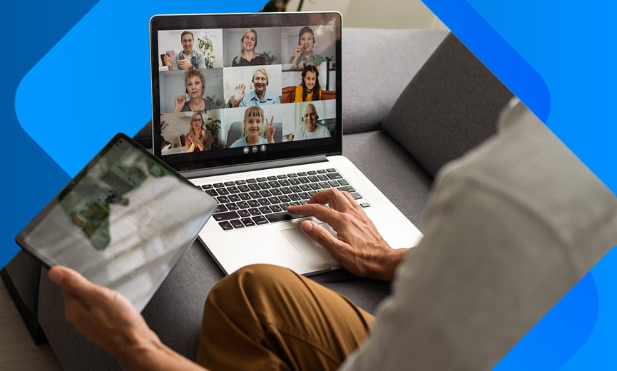 Empleado que está trabajando desde casa en una llamada grupal