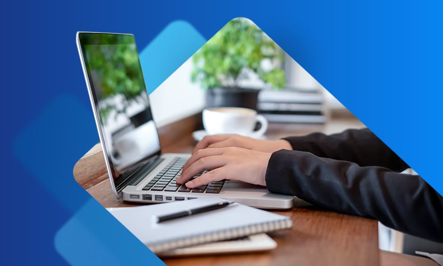 Manos que están enviando un W-2 electrónicamente en una computadora portátil